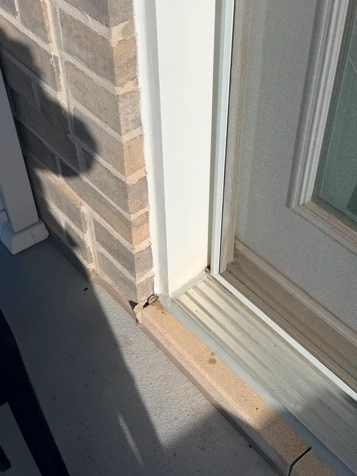 Finition de calfeutrage au coin d'une fenêtre